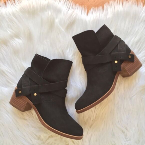 UGG Shoes - UGG Australia Leather ELORA Ankle Boot Bootie Size 7